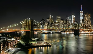 Picture nighttime photo of Brooklyn Bridge and Manhattan skyline from Brooklyn